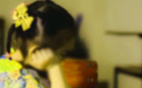 打伞的女孩阅读理解答案